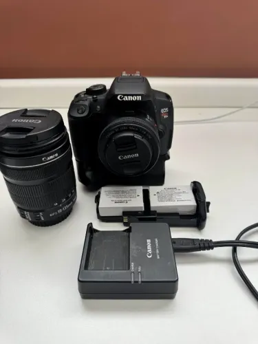 Canon EOS Rebel T5i + Lentes 50mm e 18-135mm + Battery Grip