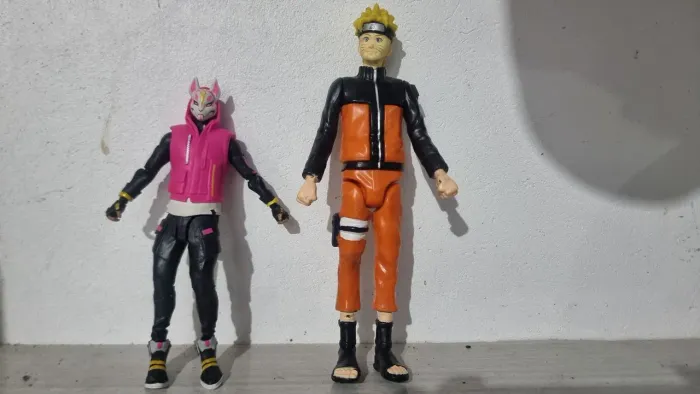 Bonecos naruto e fortnite