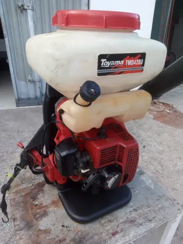 Pulverizador a gasolina funcionando