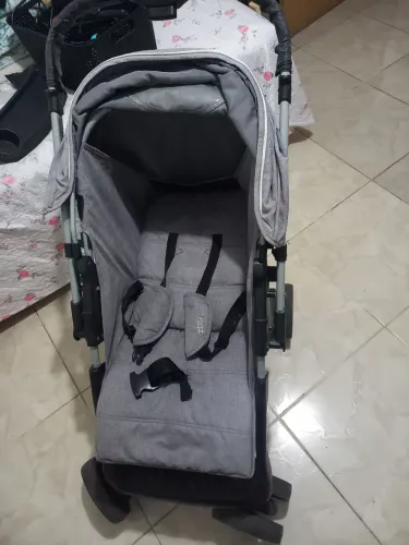 carrinho de bebê e bebê conforto