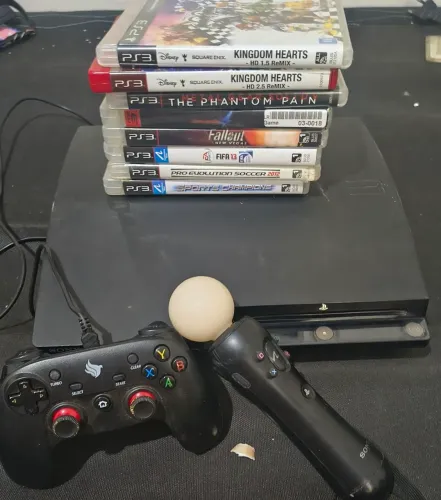 Ps3 com coletania de jogos + um controle gamer da Pichau e um joystick de movimento