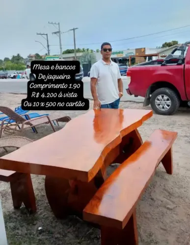 Mesa jaqueira com 2 bancos 