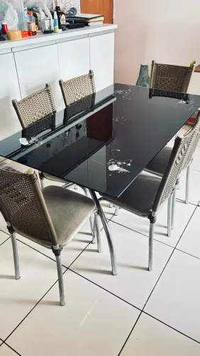 Mesa de 06 lugares com cadeiras e vidro