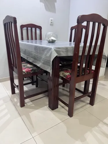 Mesa e 4 cadeiras, em ótimo estado.
