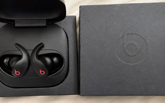 vendo fone "Beats Fit Pro": com caixa completa, junto ao carregador.