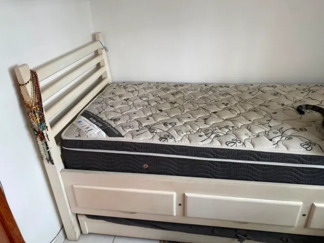 Cama de solteiro de Madeira com cama auxiliar e gavetas e colchão