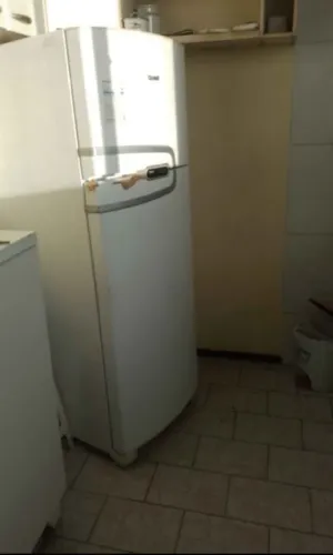 Geladeira consul com pequeno vazamento mas gelando perfeitamente em cima e em baixo.