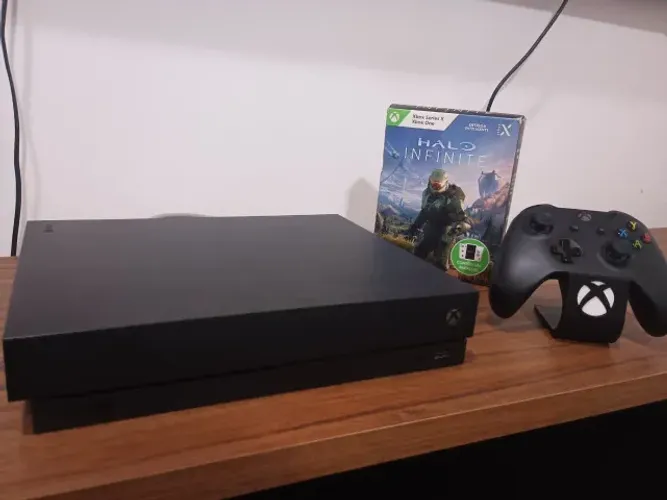 Xbox One X + Halo Infinite