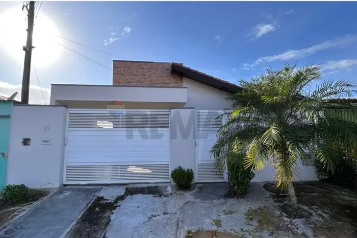 Casa ampla e moderna à venda em bairro tranquilo!
