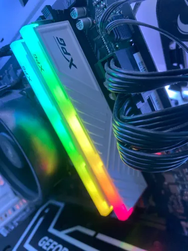 Vendo 1 Memória Gamer Xpg 8GB, Spectrix D35g, RGB, DDR4, 3200 Mhz, Branco