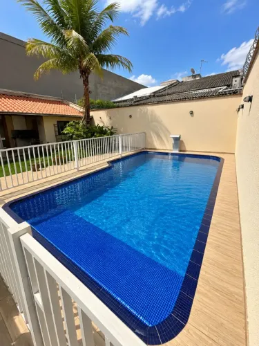 Casa ampla à venda com piscina aquecida, espaço gourmet e contato com a natureza ?
