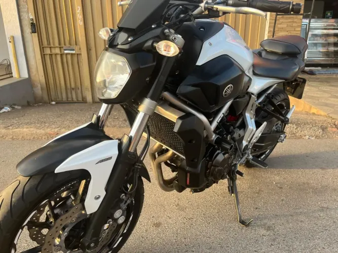 Yamaha MT-07 muito nova