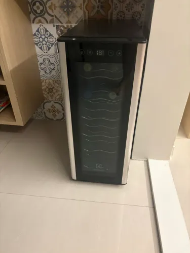 Adega Climatizada Electrolux ACS12 - 12 Garrafas - Usada (com defeito)