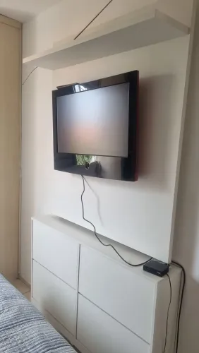 Sapateira Tok&Stok branca + painel para TV com prateleira ? R$ 650