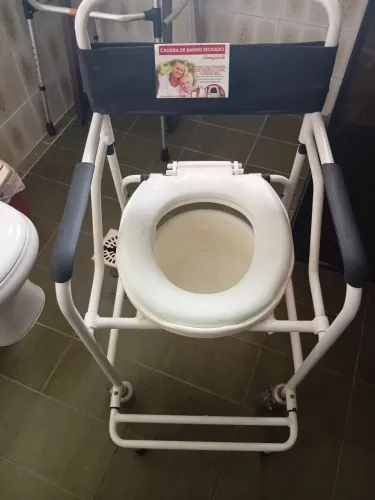 Cadeira de banho fechada