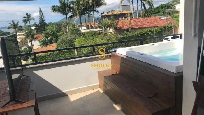 Casa com 4 suítes, semi mobiliada no Agronômica.