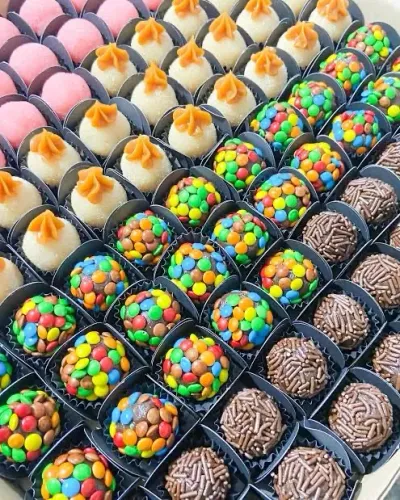 Cento de brigadeiros tradicional e gourmet