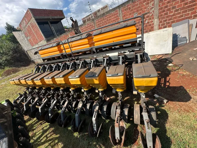 PLANTADEIRA. VALTRA. 11 linhas 2012