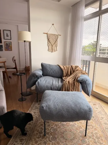 Poltrona Asa Linee Design com Puff - Estrutura Metálica Ferro/Azul Névoa - Curitiba