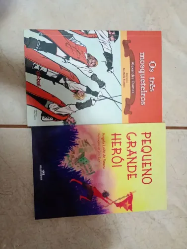 Kit com 2 livros literários-os três mosqueteiros e o pequeno grande herói