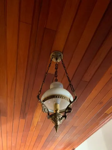 Lustre Colonial Vintage em Bronze e Vidro Leitoso - Excelente Estado