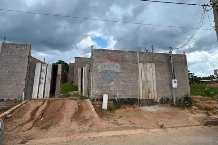 Casa em construção iniciada no Loteamento Tropical