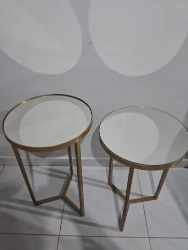 Conjunto com 2 mesas redondas para decoração cor dourada com espelhos 