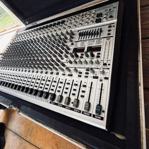 Mesa de Som Behringer Eurodesk SL2442 FX PRO com case (usado)
