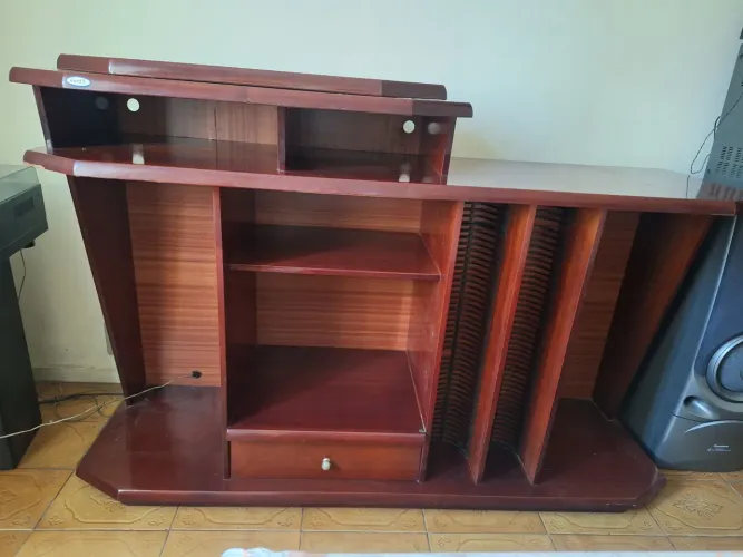 Rack em mogno com tampo móvel 