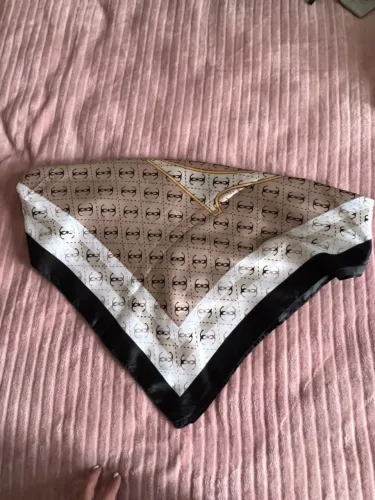 Lenço/Echarpe Estampado Cetim ? Detalhe Dourado, Tons Nude e Preto