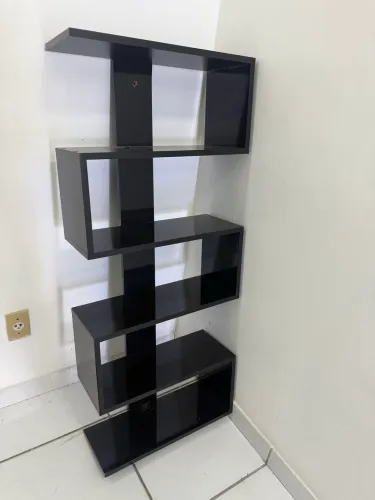 Estante preta em Zig Zag MDF