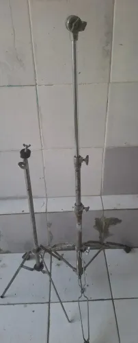 pedestal para prato de bateria, duas por 150,00