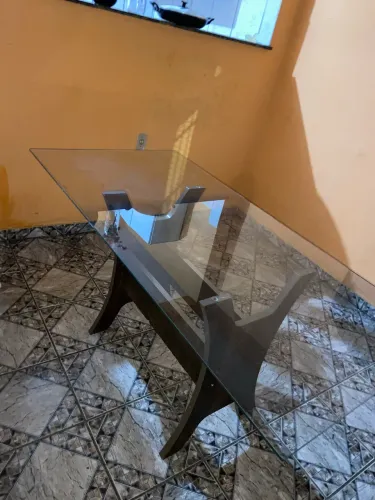 Venda-se mesa de vidro 6 lugares , sem as cadeiras 