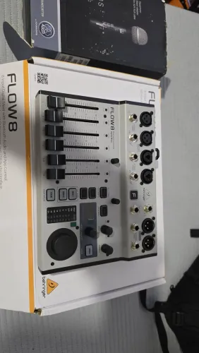 Mesa de som digital Behringer Flow8 mic Akg e ampli de fones HA400
