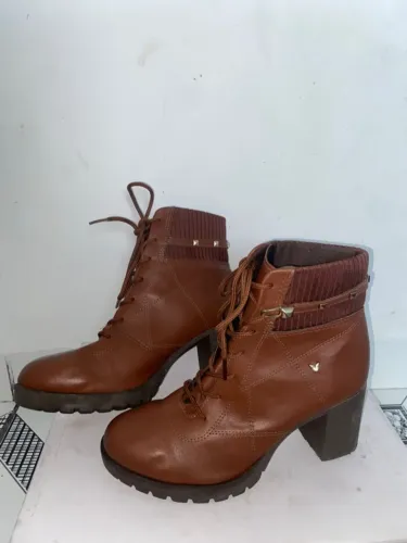 Bota Marrom Com salto 