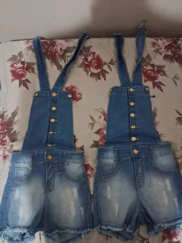Jardineira jeans infantil