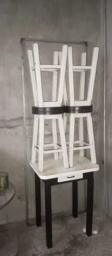 Vendo 1 mesa + 4 bancos feitos em Angelim Pedra, madeira de lei maciça, muito pesada.