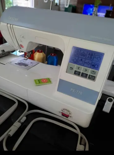Máquina de bordar Brother 770