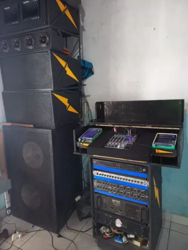 Mesa e caixa de som completo (negocio valor)
