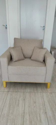 Poltrona pés de madeira, estilo moderno e confortável, almofadas soltas, novas