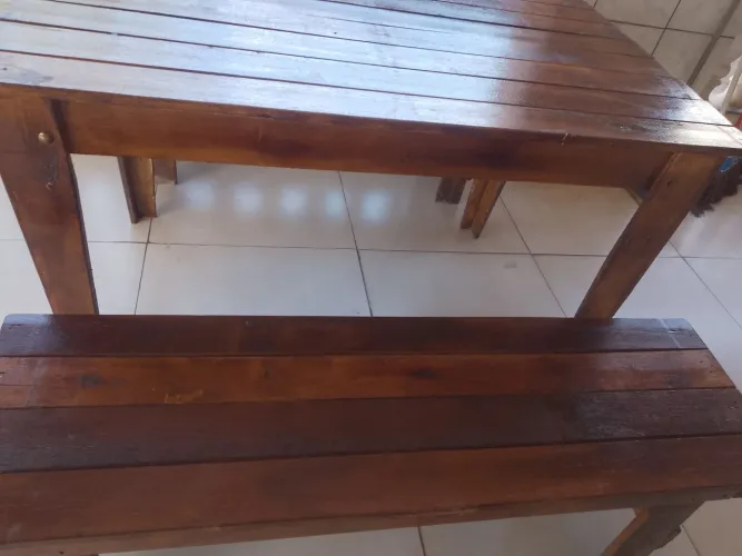 Mesa de madeira envernizada com bancos