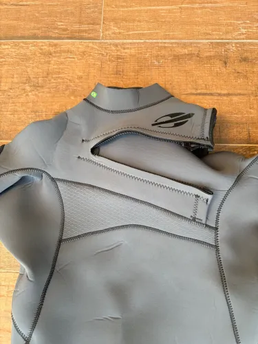 Roupa de borracha mormai