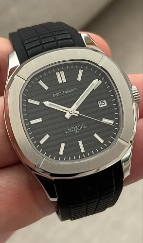 Specht e Sohne homage Aquanaut Nautilis mov Myiota