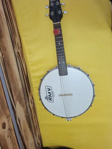 BANJO RMV ELÉTRICO JÁ COM O KASE INCLUSO 