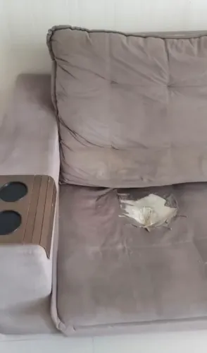 Vendo sofá retrátil 2m (com avaria em seu tecido)