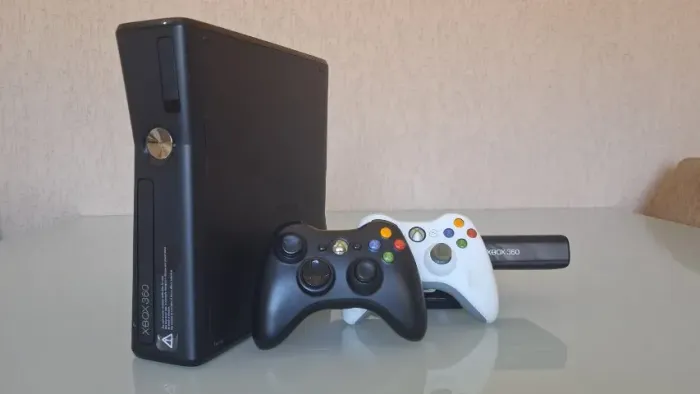 Xbox 360 Super Slim 250GB + Kinect + 2 Controles Originais