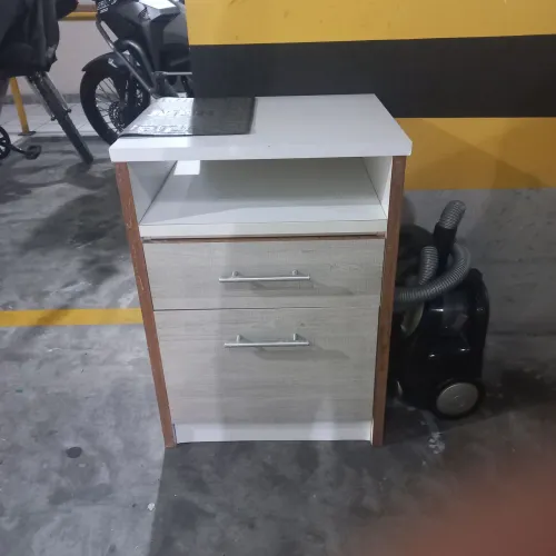 Uma bancada com duas gavetas