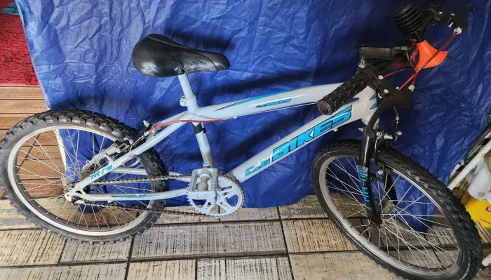 Bicicleta aro 20 cross pneus novos sem detalhes pronto para andar e se divertir 