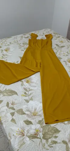 Macacão elegante em tom mostarda