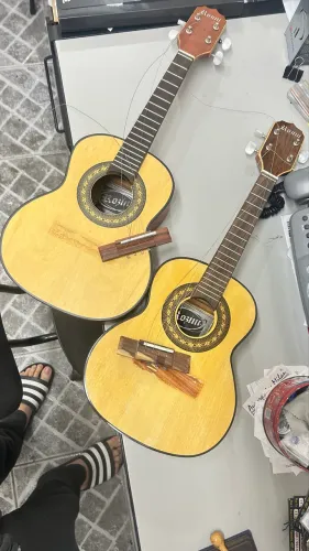 2 Cavaquinhos Rozini Estudante: 1 elétrico e 1 acústico 